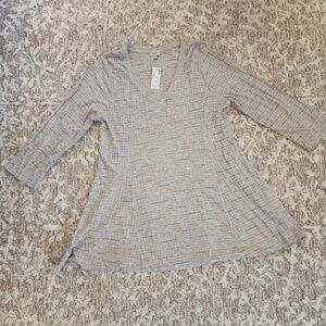 NWT AVENUE V-NECK TUNIC WITH 3/4 SLEEVES - SIZE 18/20